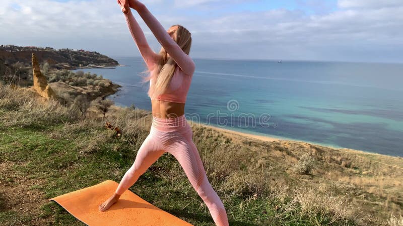 Femme faisant du yoga en bord de mer clips vidéos