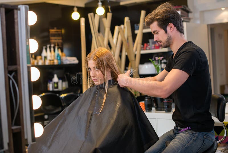 Femme faisant dénommer des cheveux dans le salon photographie stock Femme faisant dénommer des cheveux dans le salon photographie stock