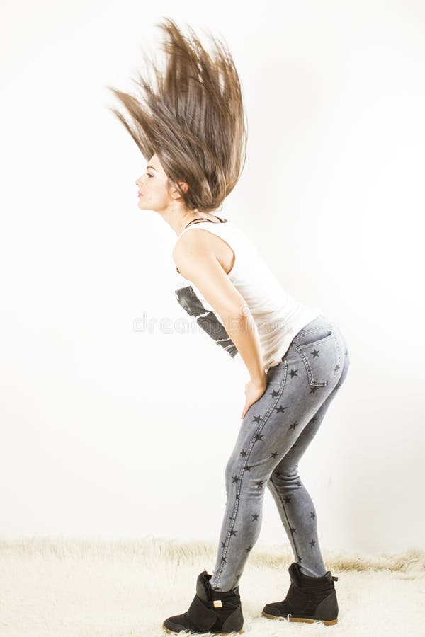 Femme faisant la chiquenaude de cheveux photos stock Femme faisant la chiquenaude de cheveux photos stock