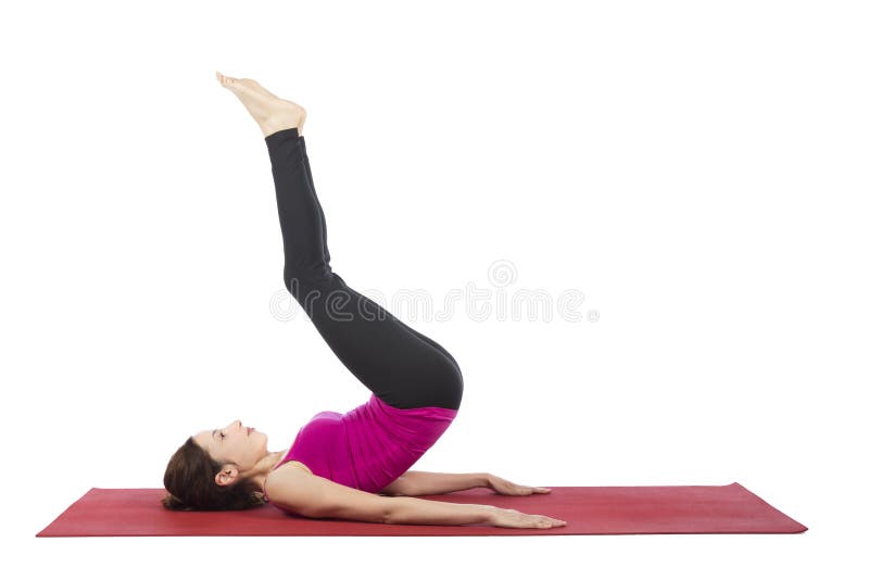 Femme faisant le craquement inverse pendant la forme physique image stock