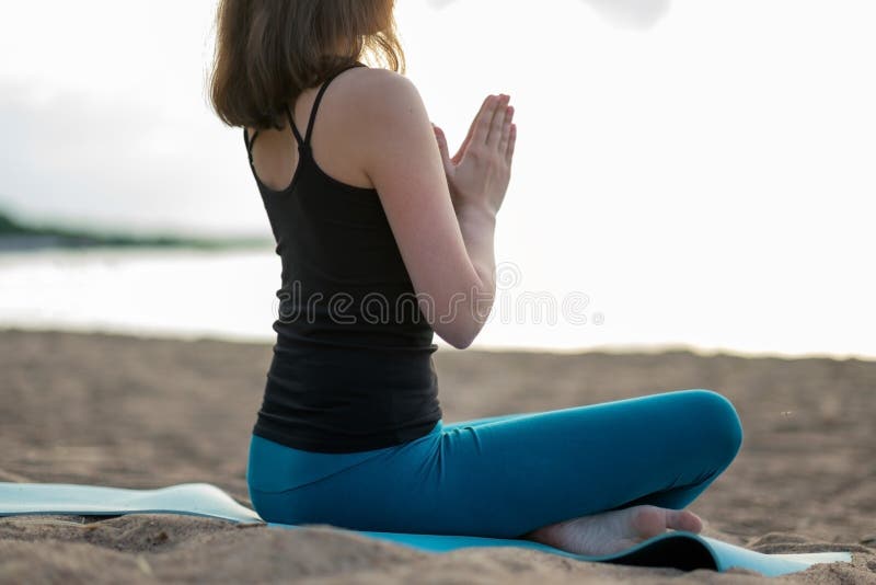Femme faisant le yoga - méditant et détendant en Padmasana Lotus Pose images libres de droits Femme faisant le yoga - méditant et détendant en Padmasana Lotus Pose images libres de droits