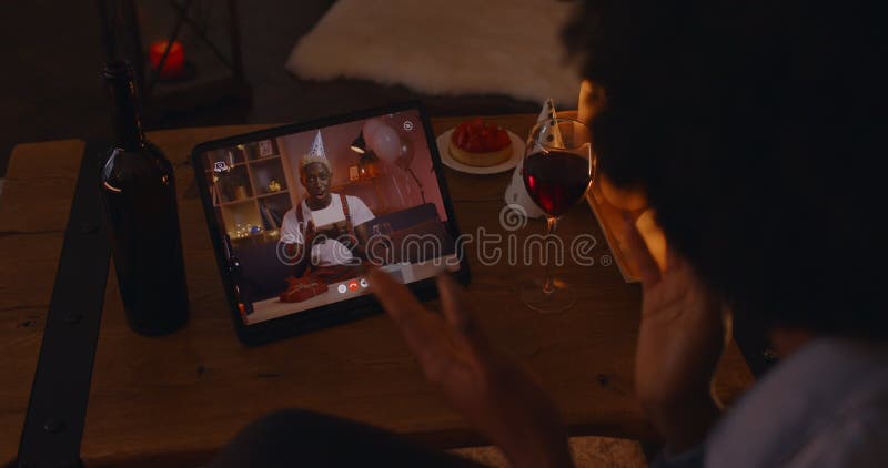 Femme faisant surprise à l'homme le jour de l'anniversaire par appel vidéo clips vidéos
