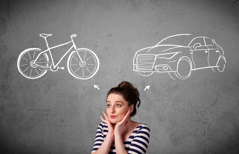 Femme faisant un choix entre la bicyclette et la voiture photographie stock libre de droits Femme faisant un choix entre la bicyclette et la voiture photographie stock libre de droits