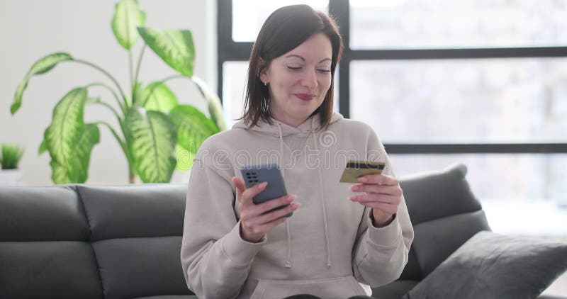 Femme fait l'achat en ligne avec carte de crédit et smartphone banque de vidéos