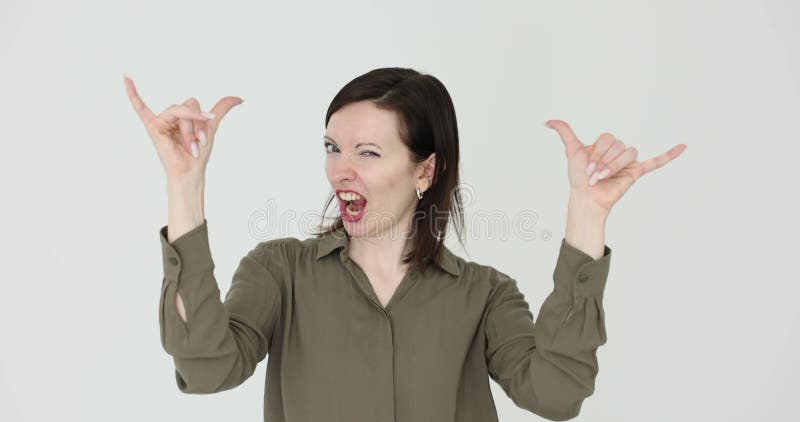 Femme fait signe shaka avec les deux mains sur fond blanc banque de vidéos