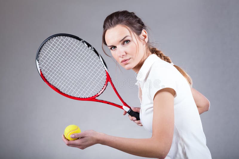 Femme focalisée jouant le tennis photo libre de droits Femme focalisée jouant le tennis photo libre de droits