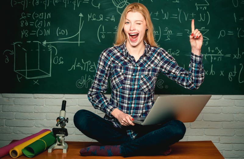 Femme freelancer avec bonne humeur avec ordinateur portable. aide aux élèves devoirs. journée du savoir. photographie stock
