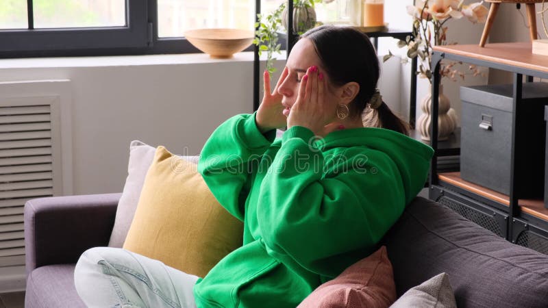 Femme frustrée et fatiguée qui souffre de maux de tête à la maison banque de vidéos