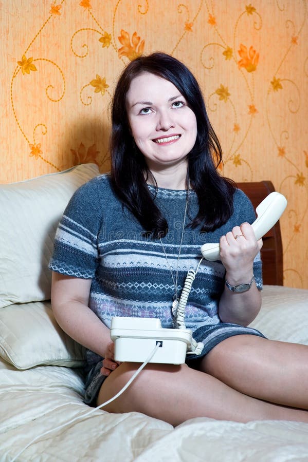 Femme fâché avec le téléphone photo libre de droits