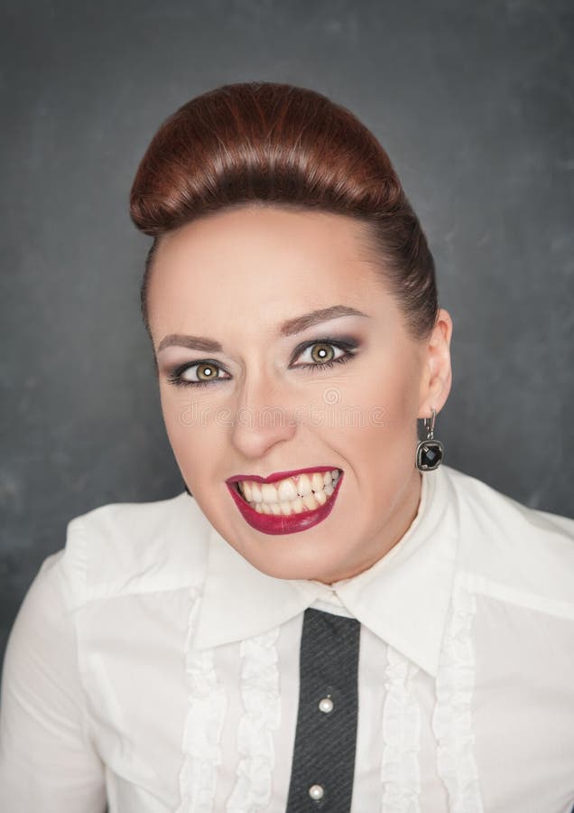 Femme fâchée avec la grimace de dents photo libre de droits