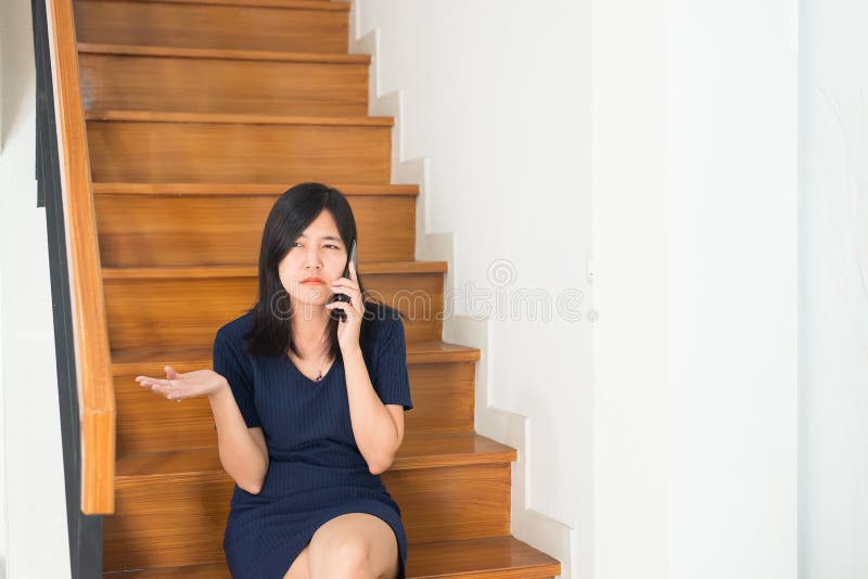 Femme fâchée pensant au divorce à certains, argumentation femelle malheureuse image stock Femme fâchée pensant au divorce à certains, argumentation femelle malheureuse image stock