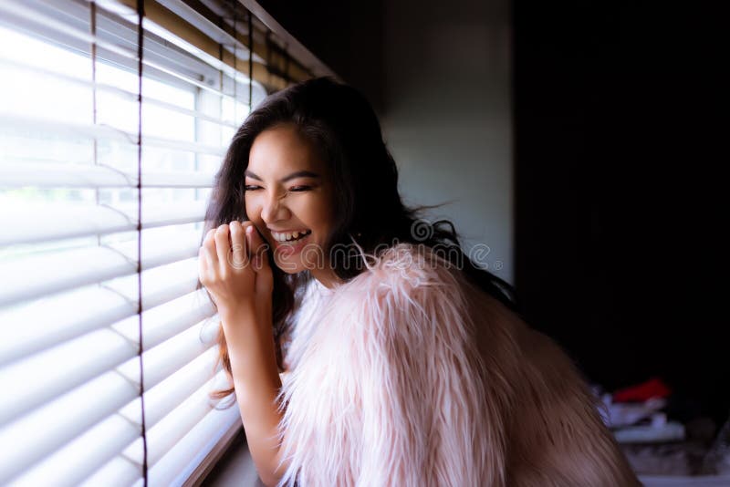 Femme gaie avec du charme de portrait belle Beau attrayant photographie stock libre de droits Femme gaie avec du charme de portrait belle Beau attrayant photographie stock libre de droits