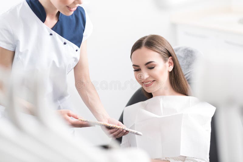 Femme gaie observant à la couronne dentaire images libres de droits Femme gaie observant à la couronne dentaire images libres de droits