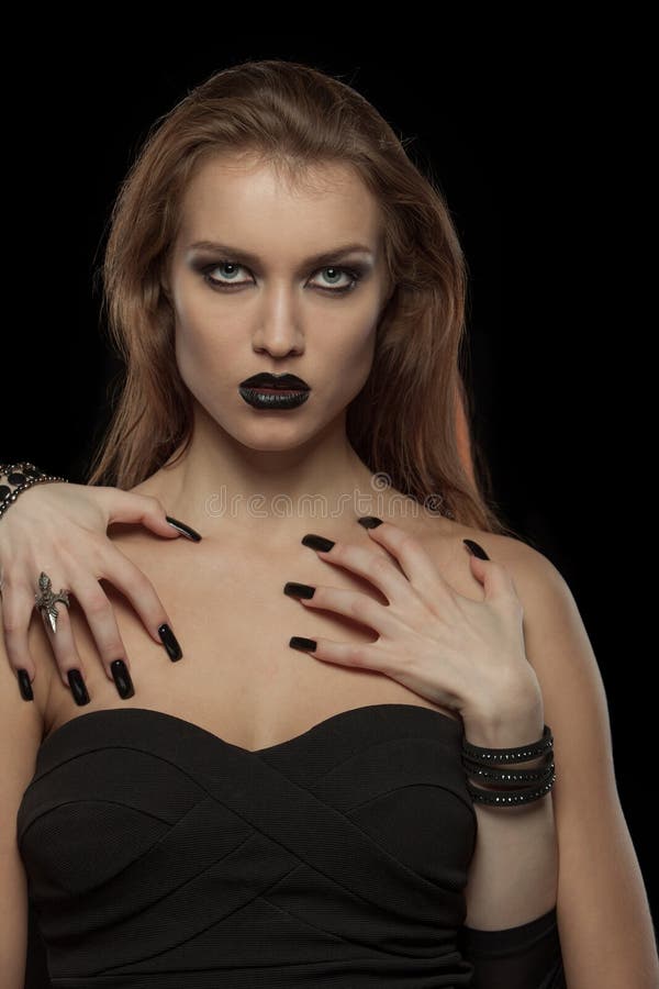 Femme gothique avec des mains de vampire sur son corps image libre de droits Femme gothique avec des mains de vampire sur son corps image libre de droits