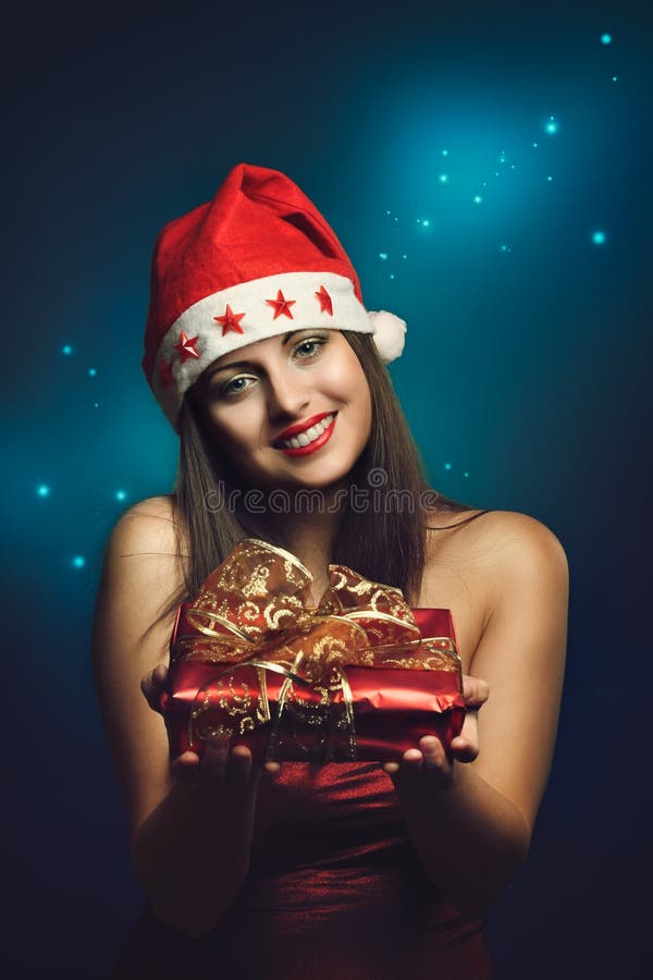 Femme habillée par Noël offrant un cadeau