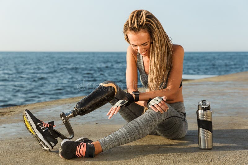 Femme handicapée riante d'athlète avec la jambe prosthétique images stock Femme handicapée riante d'athlète avec la jambe prosthétique images stock