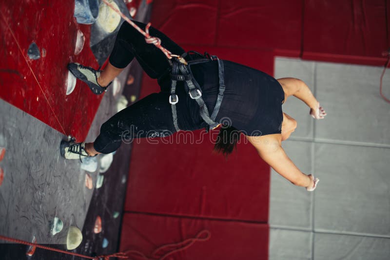 Femme heureuse active surplombant sur la corde raide au centre s'élevant de formation photo stock Femme heureuse active surplombant sur la corde raide au centre s'élevant de formation photo stock