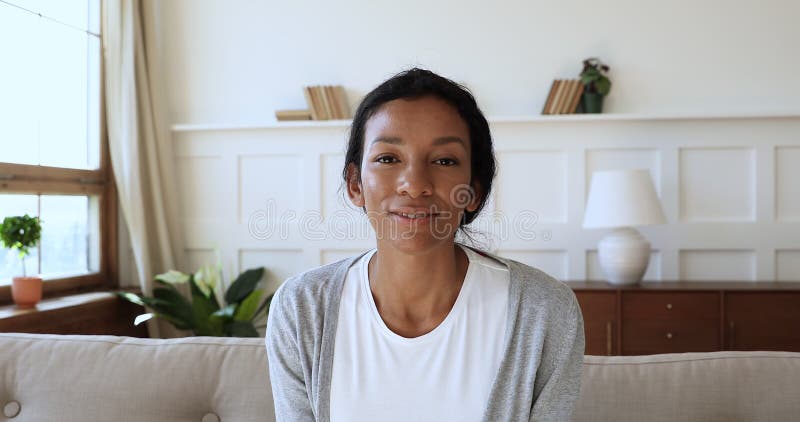 Femme heureuse afro-américaine tenant l'appel vidéo avec des amis. banque de vidéos