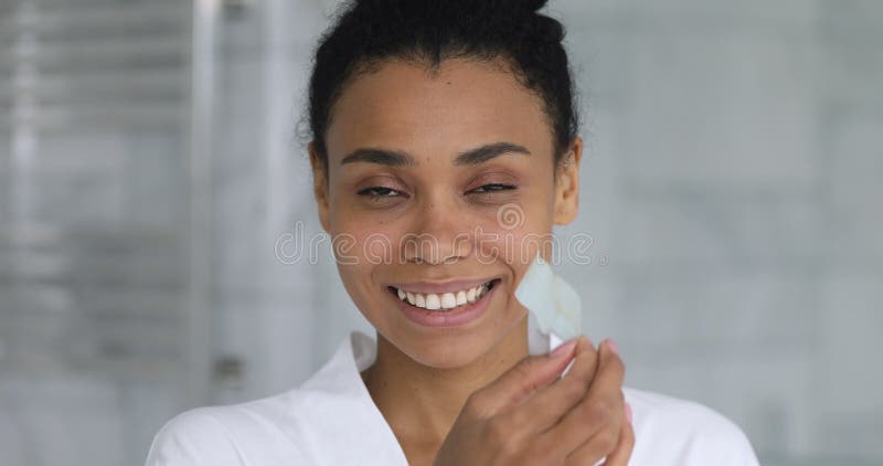 Femme heureuse afro-américaine utilisant la bande de nettoyage de nez. banque de vidéos