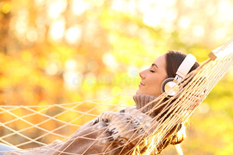 Femme heureuse appréciant écouter de la musique en automne