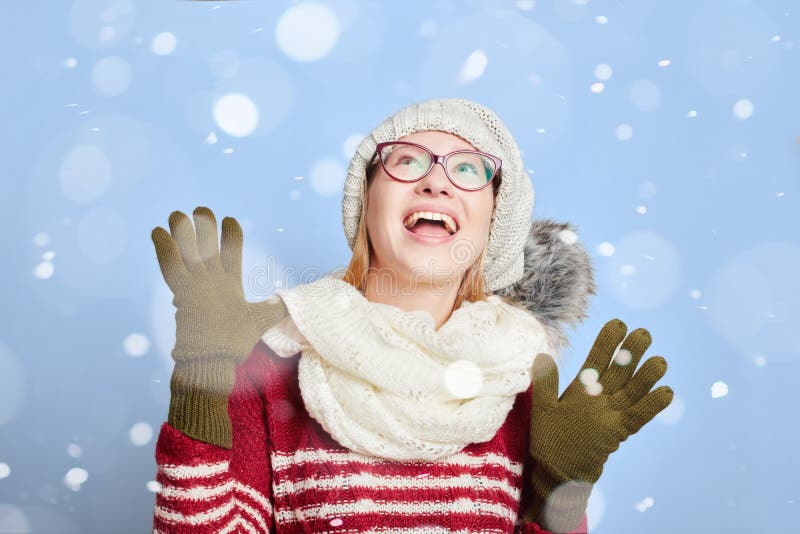 Femme heureuse au sujet de la neige en hiver photographie stock Femme heureuse au sujet de la neige en hiver photographie stock