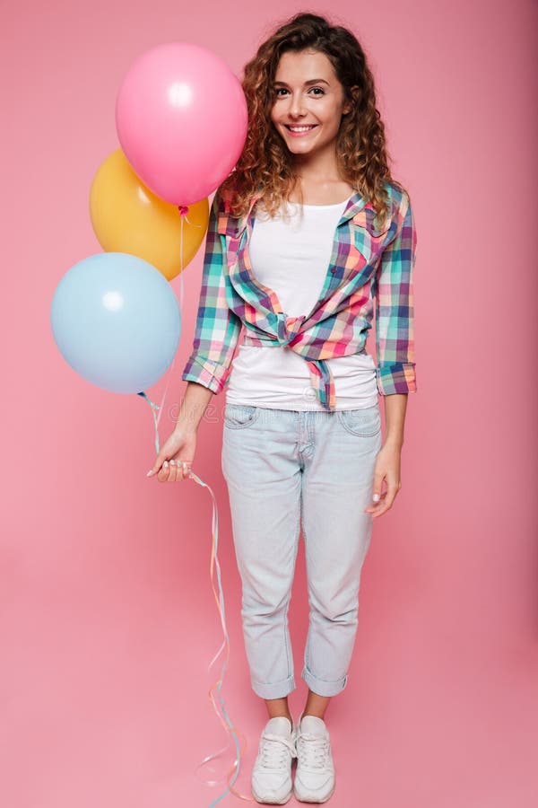 Femme heureuse avec des ballons à air regardant l'appareil-photo et le sourire photos libres de droits Femme heureuse avec des ballons à air regardant l'appareil-photo et le sourire photos libres de droits
