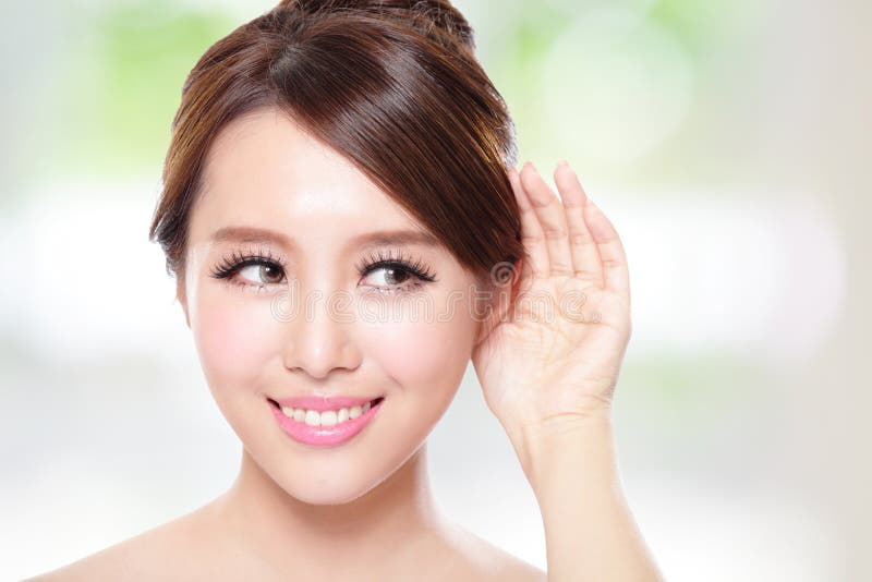 Femme heureuse avec l'entretien de peau de santé à vous photos libres de droits Femme heureuse avec l'entretien de peau de santé à vous photos libres de droits