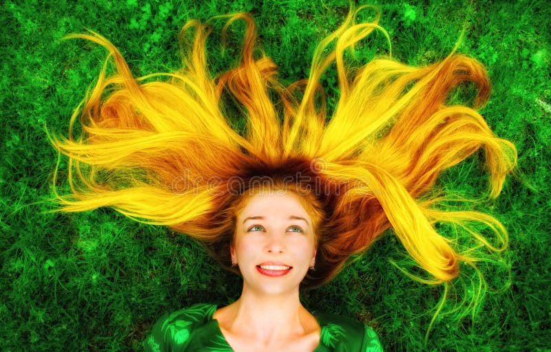 Femme heureuse avec le long cheveu vers le bas sur l'herbe photos libres de droits Femme heureuse avec le long cheveu vers le bas sur l'herbe photos libres de droits