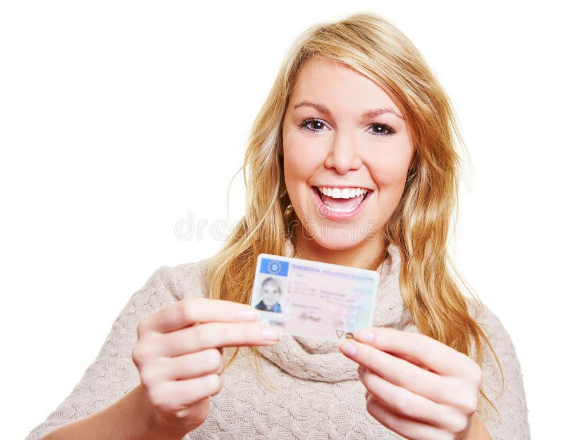 Femme heureuse avec le permis de conduire image libre de droits Femme heureuse avec le permis de conduire image libre de droits