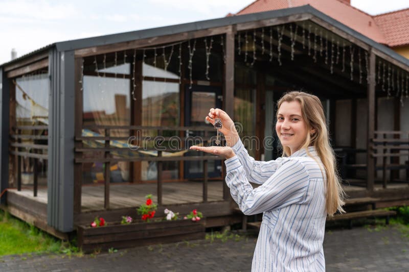 Femme heureuse avec les clés à la main à la nouvelle maison. déménagement immobilier immobilier immobilier. achat ou location photos stock