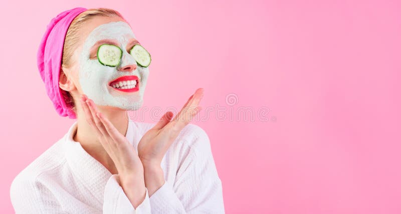 Femme heureuse avec masque cosmétique en argile et des tranches de concombre frais sur les yeux. Soins de beauté et procédures cos image libre de droits