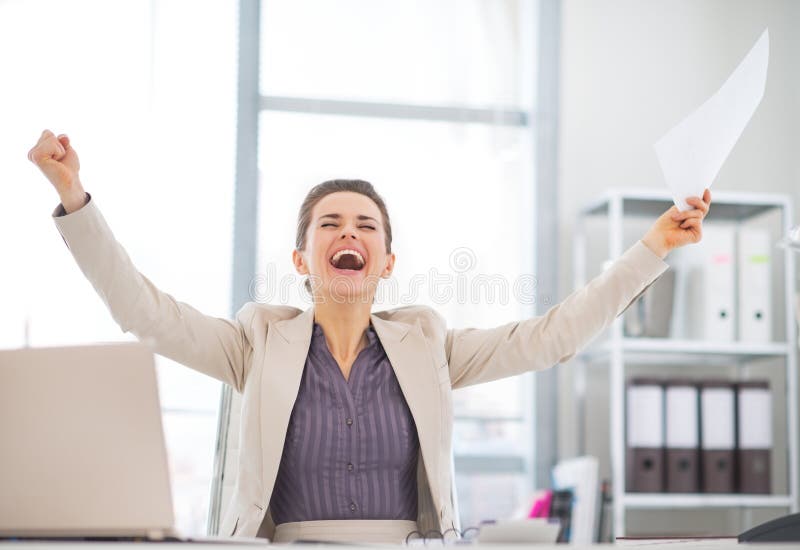 Femme heureuse d'affaires avec la réjouissance de document image stock Femme heureuse d'affaires avec la réjouissance de document image stock