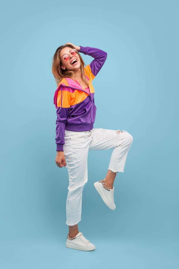 Femme heureuse dans des vêtements lumineux image stock Femme heureuse dans des vêtements lumineux image stock