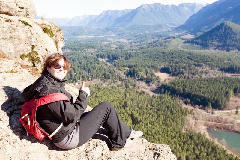 Femme heureuse de sourire sur le serpent à sonnettes Ledge Trail photo libre de droits Femme heureuse de sourire sur le serpent à sonnettes Ledge Trail photo libre de droits