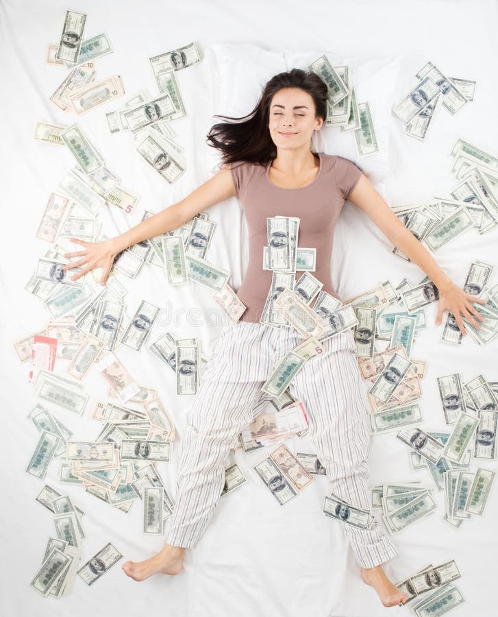 Femme heureuse dormant dans un lit complètement d'argent image stock Femme heureuse dormant dans un lit complètement d'argent image stock