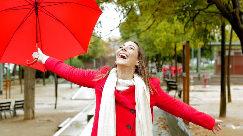 Femme heureuse en rouge appréciant sous la pluie banque de vidéos