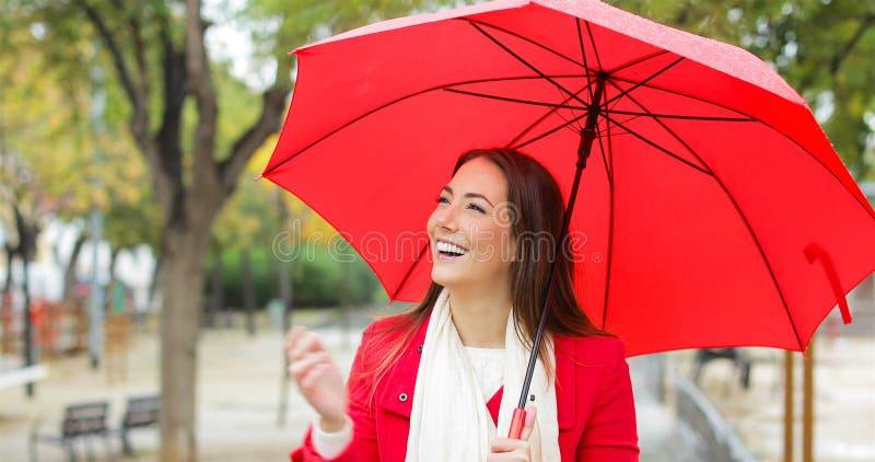 Femme heureuse en rouge marchant sous la pluie clips vidéos