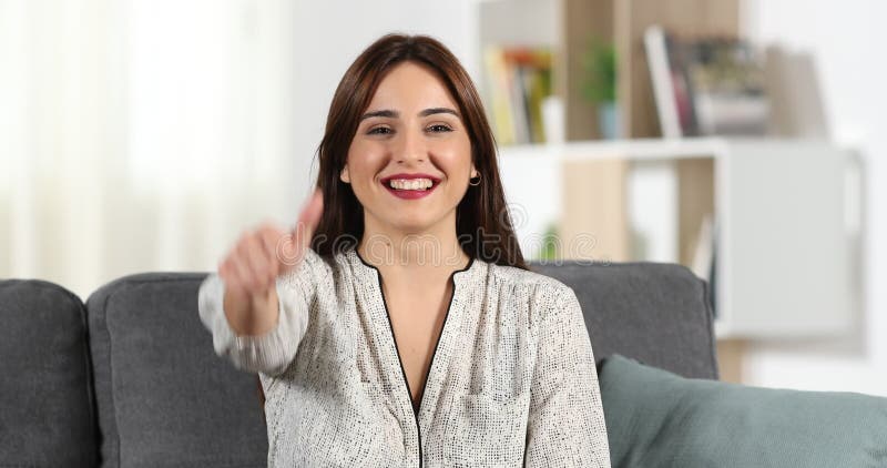 Femme heureuse faisant des gestes des pouces à la maison clips vidéos