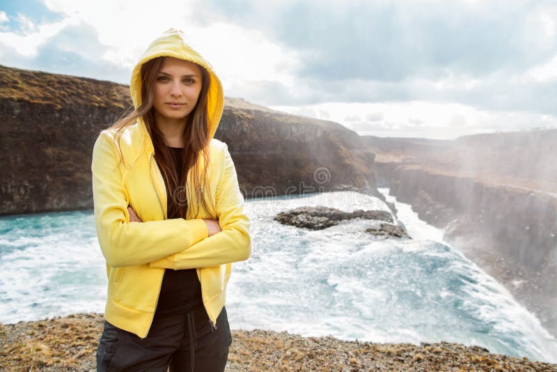 Femme heureuse libre appréciant la nature Fille de beauté extérieure Liberté c photos stock Femme heureuse libre appréciant la nature Fille de beauté extérieure Liberté c photos stock