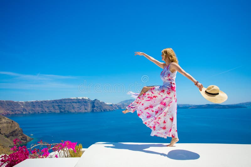 Femme heureuse libre appréciant la vie en été photo libre de droits