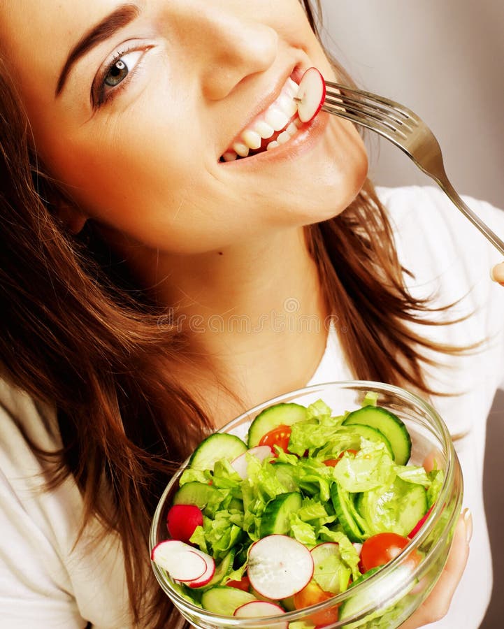 Femme heureuse mangeant de la salade photographie stock Femme heureuse mangeant de la salade photographie stock