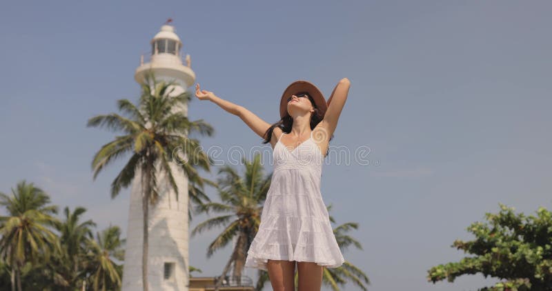Femme heureuse posant au phare de galle fort à sri lanka banque de vidéos