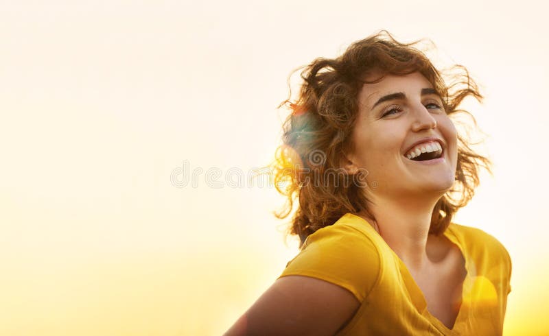 Femme heureuse riant et été avec coucher de soleil pour les vacances ou week-end en plein air dans la nature. jeune femme avec photographie stock libre de droits