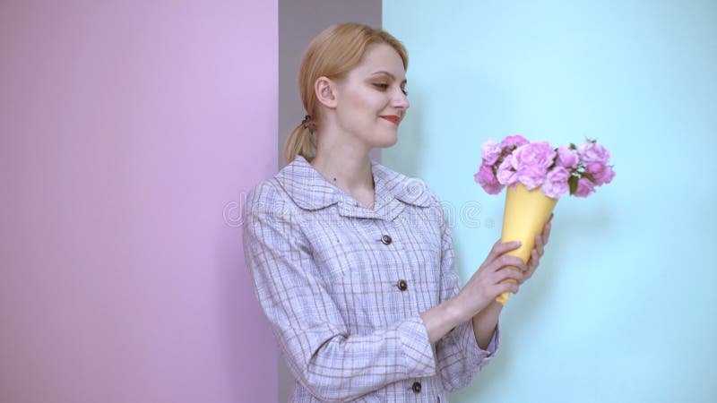Femme heureuse rêvant avec un bouquet dans sa main Fille avec le bouquet rose de roses La fille sent des fleurs Reniflements sens banque de vidéos