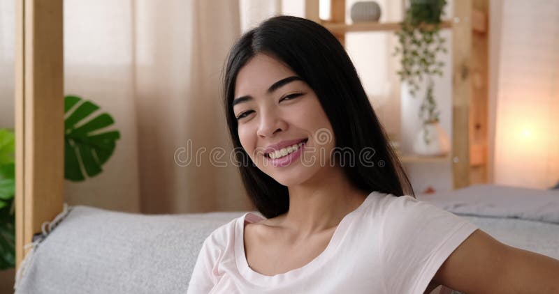 Femme heureuse souriant à la maison