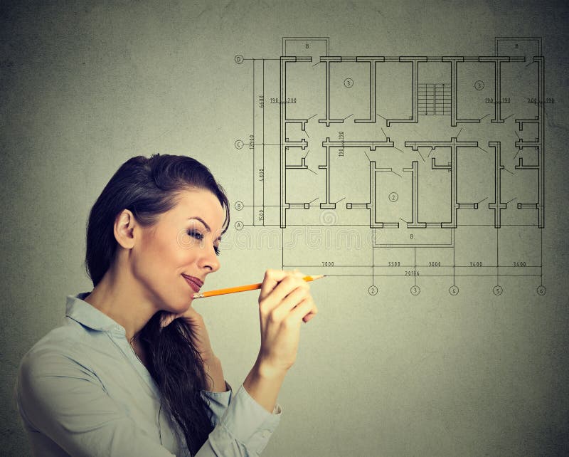 Femme heureuse traçant le plan d'étage de nouvelle maison avec le crayon photo libre de droits Femme heureuse traçant le plan d'étage de nouvelle maison avec le crayon photo libre de droits