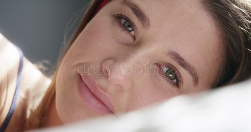 Femme heureuse visage et détente dans la chambre à la maison sourire et se reposer dans le lit le week-end. portrait de femme et