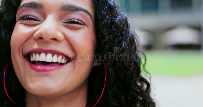 Femme heureuse visage et sourire ou beauté par la mode urbaine de ville et des vêtements cool en plein air. portrait de femme