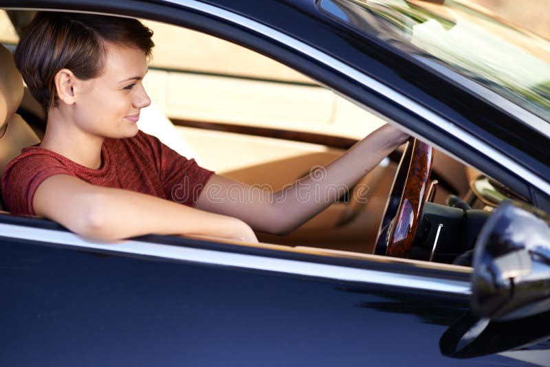 Femme heureuse voiture et essai conduite avant l'achat décision et choix de sélection avec sourire. véhicule de transport image libre de droits