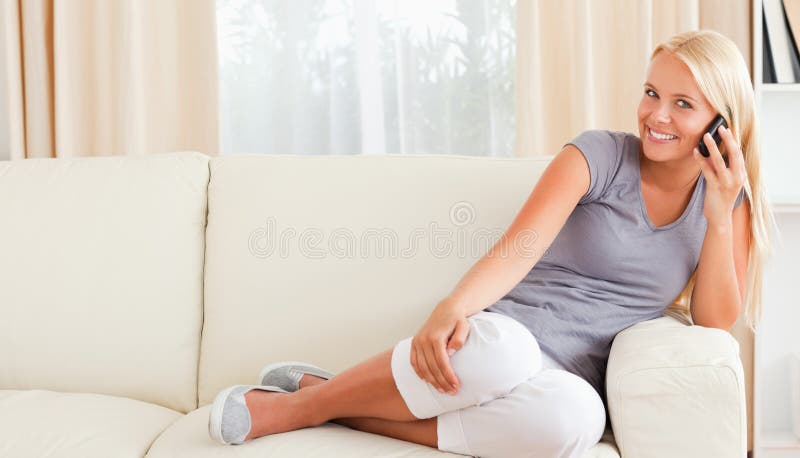 Femme heureux au téléphone photographie stock Femme heureux au téléphone photographie stock